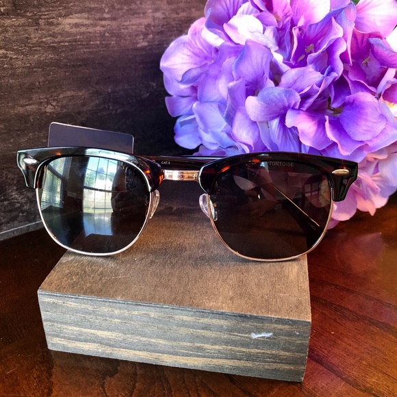 Lucky Brand Accessories - Lucky Brand Tortoise Wayfarer Style Sunglasses NWT